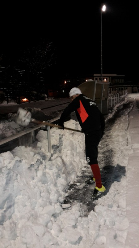 Trainingsauftakt mit Schneeschieber und Schaufel …