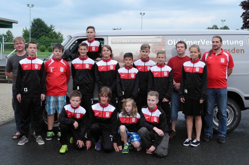 Übergabe neuer Trainingsanzüge durch unseren Sponsor