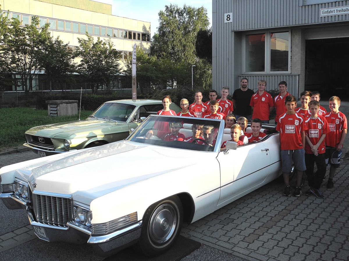 Oldtimerausfahrt der C-Junioren mit den Autos des Sponsors