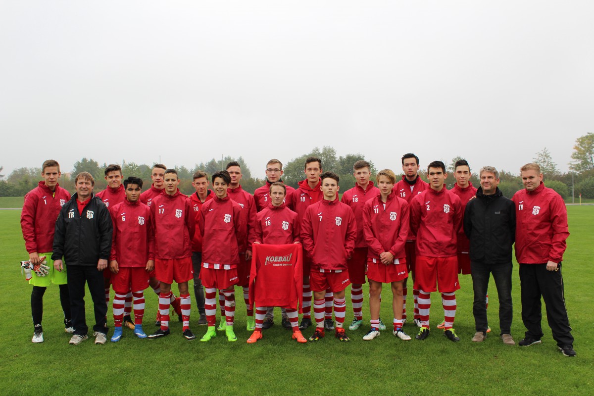Übergabe neuer Trainingsanzüge und Regenjacken durch KOEBAU